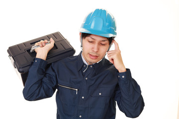 疲れた表情の労働者