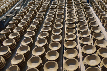 Obraz premium Ceramic cup in rack prepare for bring in furnace in factory