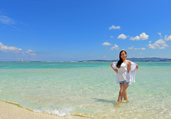 Obraz premium 沖縄の海でくつろぐ女性