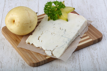 Gorgonzola cheese with pear