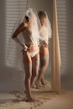 La mariée pour le grand jour seule devant son miroir elle rêve.