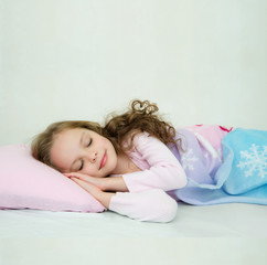 Obraz na płótnie Canvas Adorable little girl sleeping in her bed