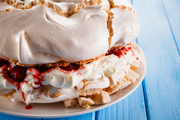 Pavlova meringue cake with cream and strawberries - obrazy, fototapety, plakaty