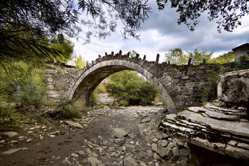 Fototapeta na wymiar arch bridge, Zagoria