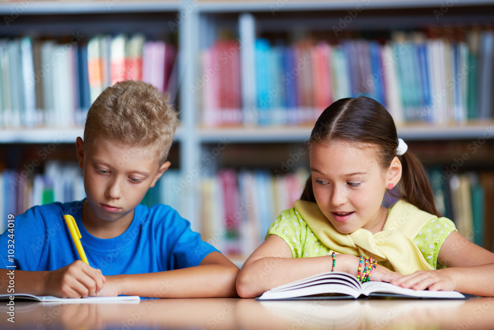 Poster Classmates reading