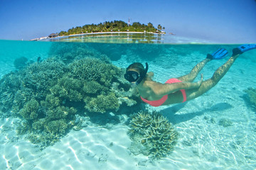 EXPLORING TIME 1. This flash have been done in perfect conditions on shadow water, next to a paradise island on Maldives.
