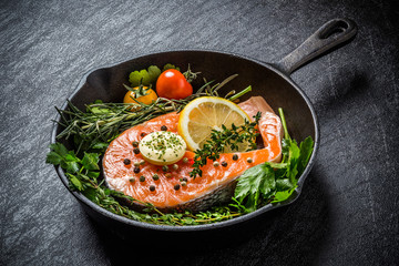 サーモンステーキ(鮭のハーブ焼き　)Salmon steak of the iron pan