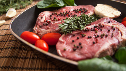 Rohe Rindersteaks mit Gewürzen 