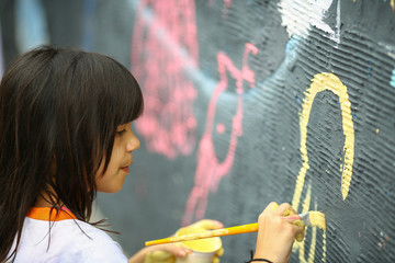 Young girl paints the  wall © ImagoPhoto