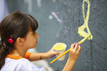 Young girl paints the  wall © ImagoPhoto