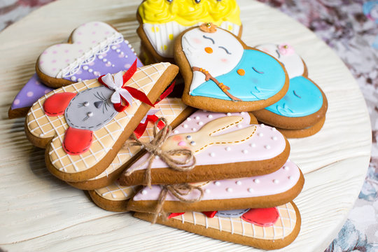 a collection of gingerbread cookies in the shape of a heart, muffins and animals on a white wooden background