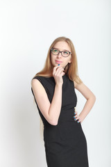 Молодая девушка в платье с задумчивым выражением лица
