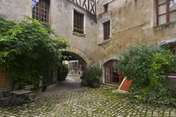 Fototapeta na wymiar Cour médiévale de Noyers-sur-Serein (89310), département de l'Yonne en région Bourgogne-Franche-Comté, France