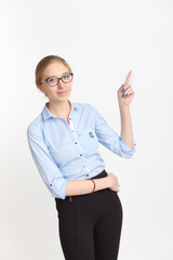 Деловая девушка в рубашке указывает пальцем
