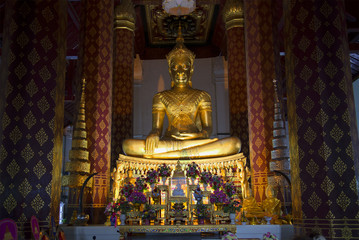 Скульптура сидящего Будды в вихане храма. Аютхая, Таиланд