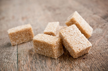 sucre de canne en morceaux sur table en bois