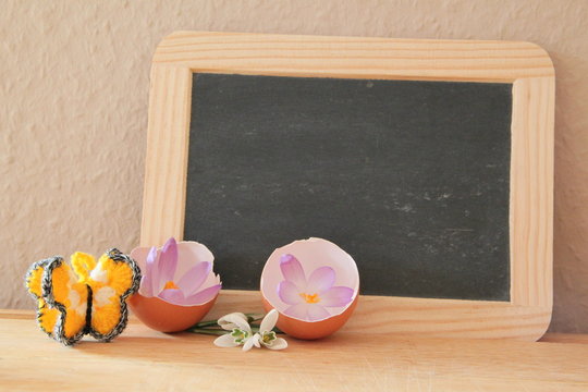 Schiefertafel f&uuml;r Gr&uuml;&szlig;e zu Ostern