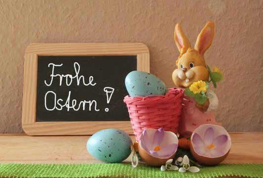 Frohe Ostern mit fr&ouml;hlicher Oster - Dekoration