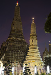 Fototapeta premium Wat Arun at night