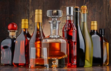 Foto auf Acrylglas Alkohol Flaschen mit verschiedenen alkoholischen Getränken