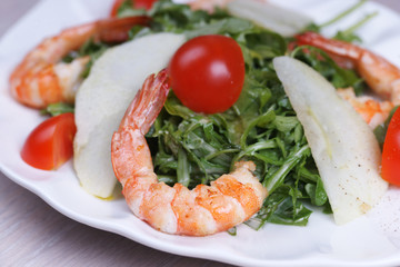 Цветущее розовое дерево с весенними украшениями