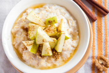 oatmeal porridge with apples and cinnamon