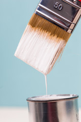 Farbpinsel mit Farbtopf