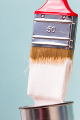 Farbpinsel mit Farbtopf