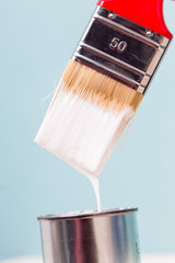 Farbpinsel mit Farbtopf