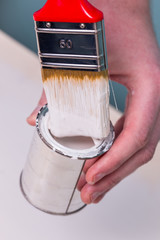 Farbpinsel mit Farbtopf