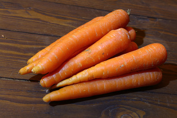 Carote novelle su tavolo di legno