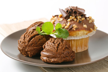 Hazelnut muffin and chocolate ice cream