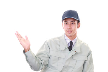 案内する笑顔の作業員