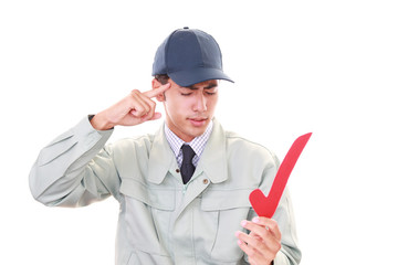 レ点のマークを持つ男性