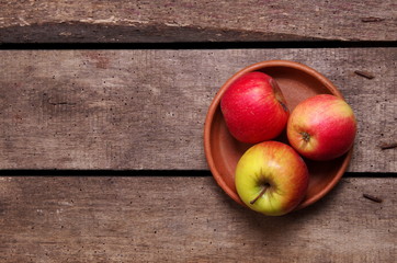 apples on the table