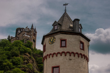 Burg Katz hinter einem Stadtturm