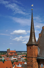 Stadt-Panorama von Wismar mit  St. Nikolai und St.-Georgen-Kirche mit strahlend blauem Himmel