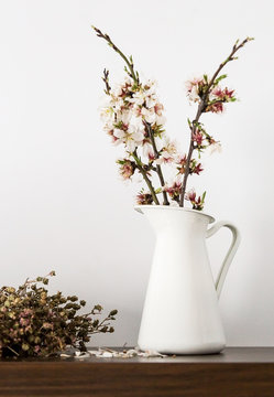 Fototapeta White vase with flowers