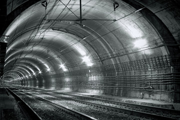 Empty subway tunnel - obrazy, fototapety, plakaty