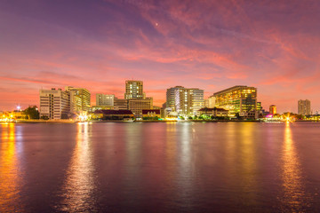 Plakat Siriraj Hospital, Public Hospital at twilight time in the river, Bangkok, Thailand