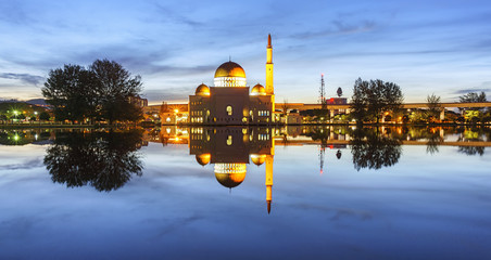 Obraz premium View and reflection of Assalam Mosque blue hour. Image has grain or blurry or noise and soft focus when view at full resolution. (Shallow DOF, slight motion blur)