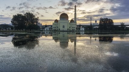 Naklejka premium View and reflection of Assalam Mosque (Masjid Assalam) with blue skies and white clouds. 