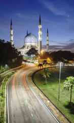 The beautiful Sultan Salahuddin Abdul Aziz Shah Mosque (also kno - obrazy, fototapety, plakaty