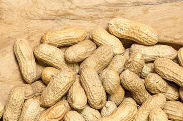 geröstete Erdnüsse in einer Holzschale