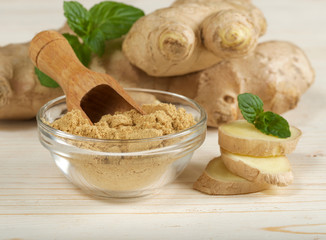 Fototapeta premium ginger root and powder on wooden background