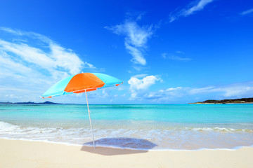 Fototapeta na wymiar 沖縄の美しい海とビーチパラソル