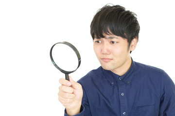 拡大鏡を持つ男性