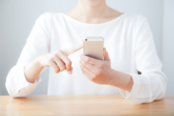 携帯電話をスワイプする女性