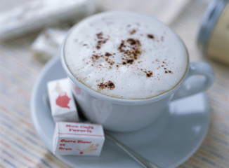 泡立つカプチーノとコーヒーシュガー