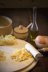 la pasta all'uovo sul tagliere di legno